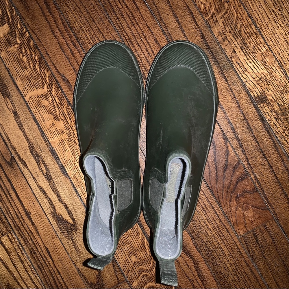 Short rain boots